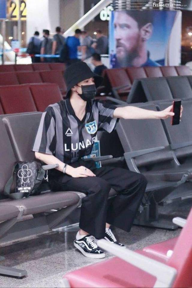 朱正廷逛完三里屯凌晨回老家候机还在买衣服,