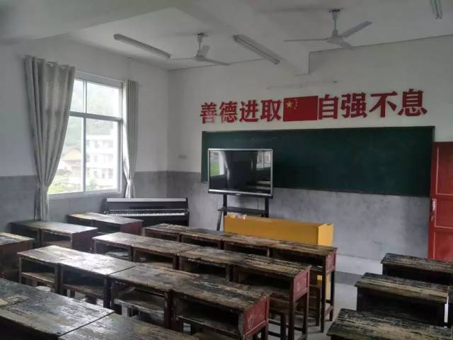 几摞书卷,浓缩岁月多少眷恋 学校简介 中坊小学创办于1945年,位于均村