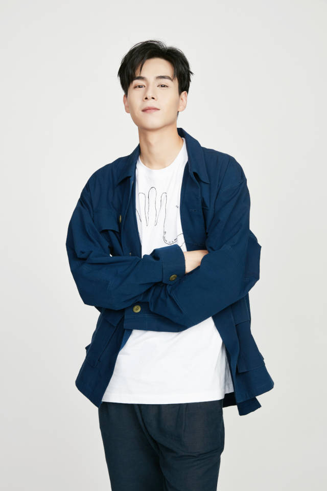 工作室晒胡一天帅照 清朗帅气微笑有魔力