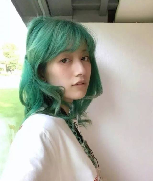 翡翠绿的发色本身很浅,但是因为颜色鲜明,在不同的光感下总是会比低调