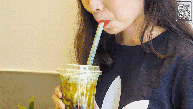 这家店的奶茶又黑又脏!