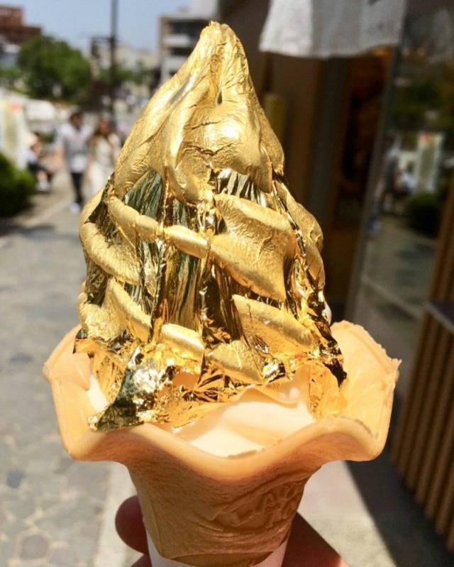 黄金冰淇淋,如果你买了的话,还是要快速吃掉,不然会化掉哦!