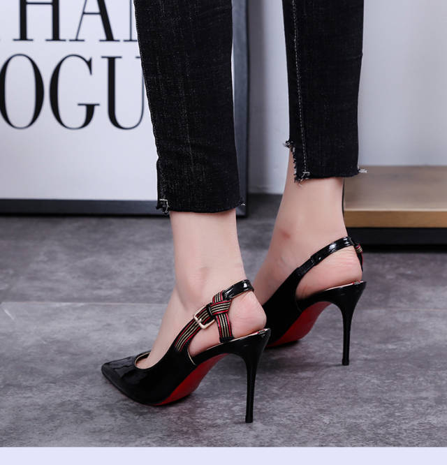 在高跟鞋的后跟处用条纹皮带做为装饰