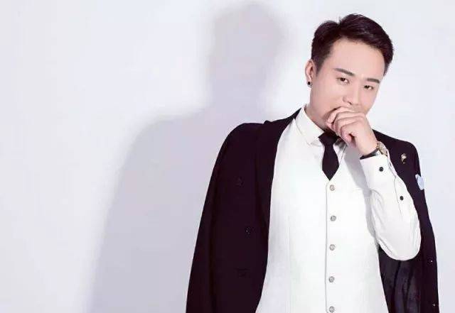 众多明星今天亲临大荔同州里两周年现场;美景美酒,歌手音乐伴你同行