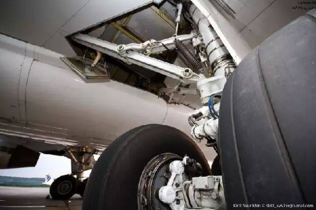 波音767起落架图片