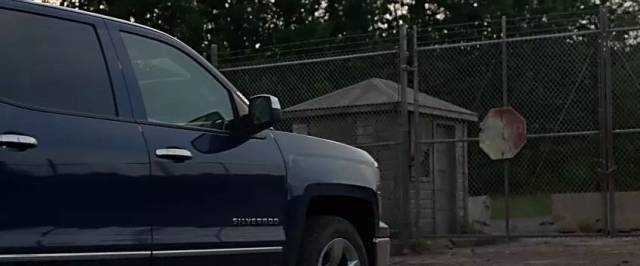 右边那辆黑色的车,在电影中是神盾局的尼克局长的座驾,智能程度堪比