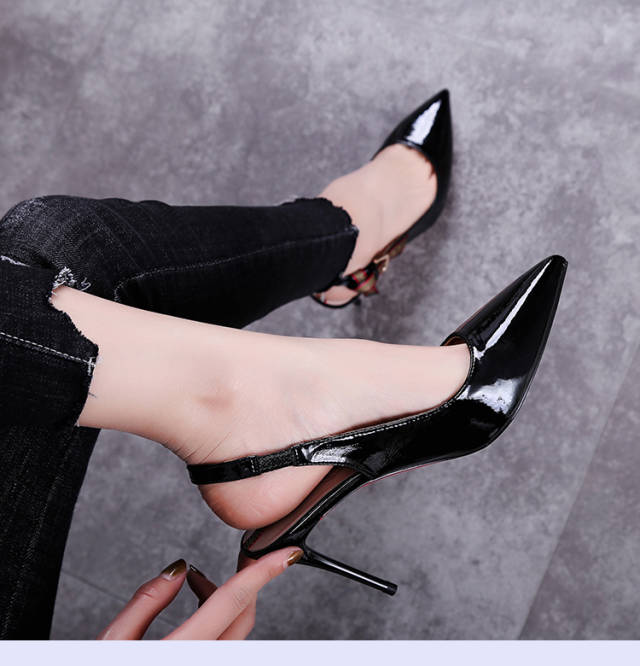 在高跟鞋的后跟处用条纹皮带做为装饰