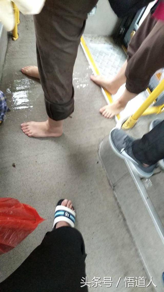推开门发现路上积水深的可怕,急忙回屋换了双拖鞋挽起裤腿出发去上班