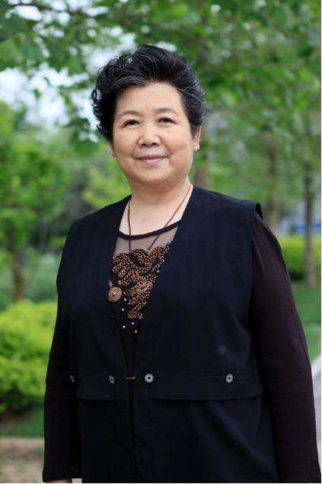 她四十岁才踏入演艺圈, 曾老年痴呆, 现七十二岁仍演戏