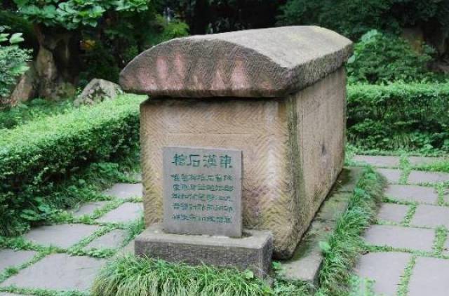 诸葛亮陵墓下一块石碑,上面刻有12个字,竟预言了千年后的事