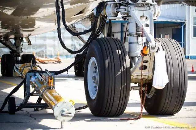 波音747是世界最知名的喷气式客机,不仅具有独特的"驼峰"机背,起落架