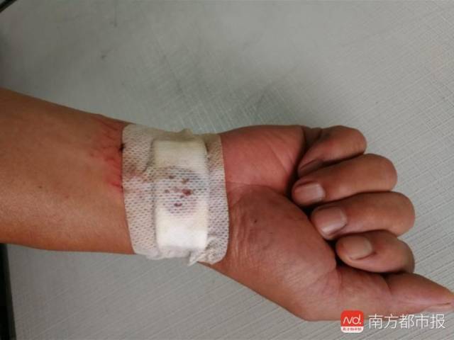 生死时速,小车即将被积水吞没!砸天窗救人辅警口述惊心动魄时刻