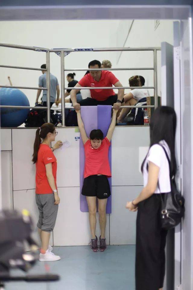 因为他11岁的孙女,在清华大学跳水队总教练于芬的手下训练跳水,所以一