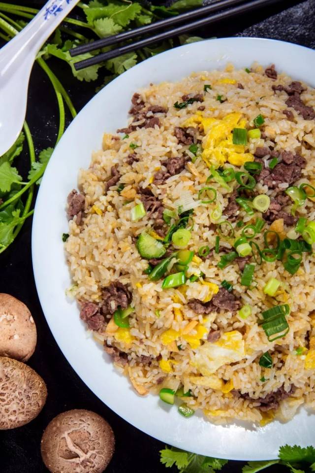 牛肉鲜嫩,河粉柔滑 再加上一些芹菜粒 这是许多潮汕人最魂