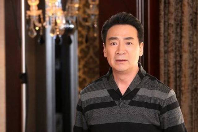 比王刚儿子只大了十几天,当时的刘威51岁,对于老来得子,刘威也是十分