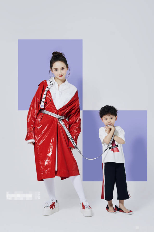 邓莎带大麟子参加了《妈妈是超人》的录制.