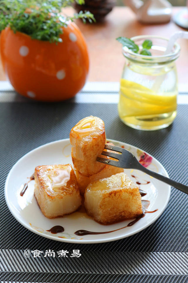 这款小吃超简单,煎一煎,又酥又软,蘸蜜糖吃,越嚼越筋道!