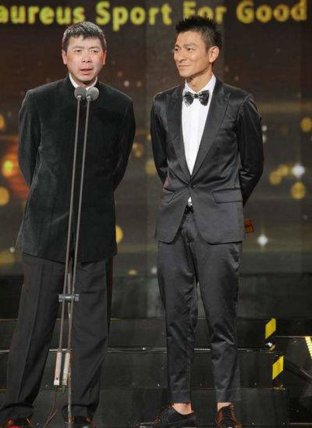 冯小刚想当众调侃刘德华,却被华仔以牙还牙反击,一语博得满堂彩