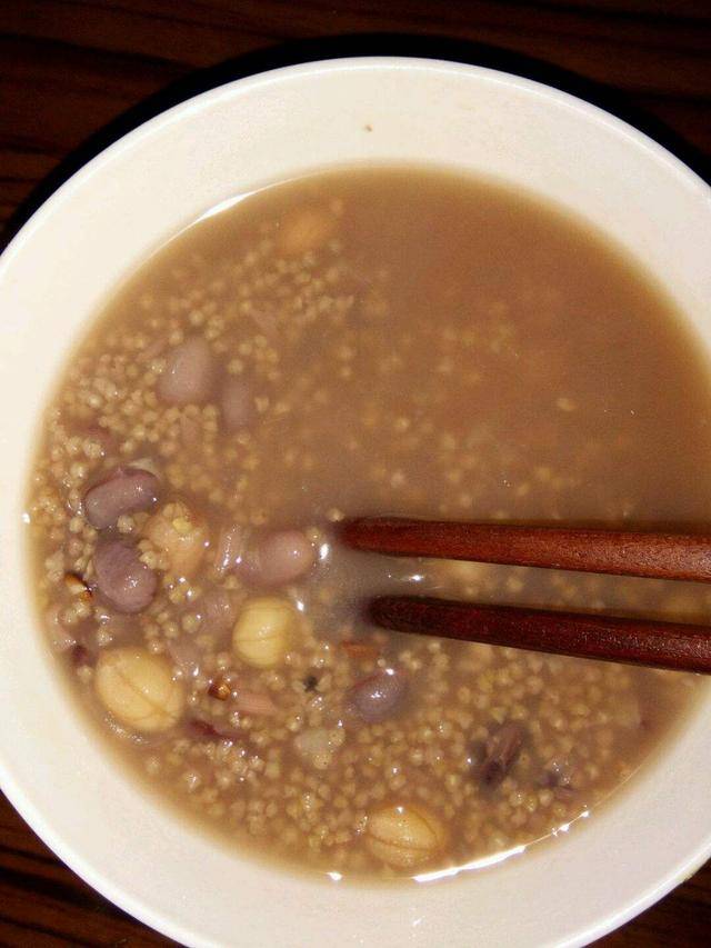 老少皆宜的营养早餐,红豆花生小米粥家常做法,简单易学营养健康