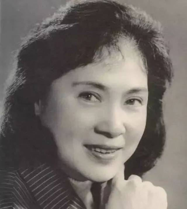 96岁中国最美老戏骨,中年丧夫、老年丧子,却活