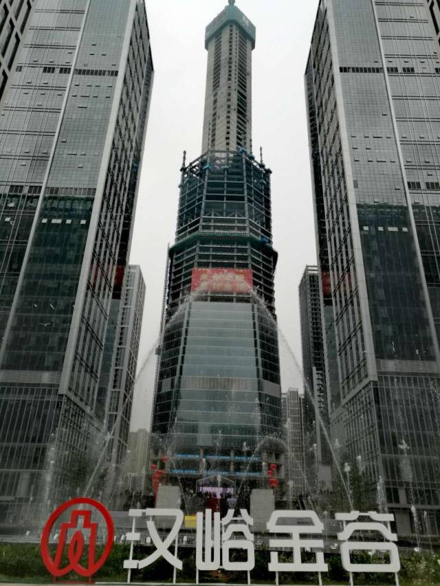 昨天上午 高新区汉峪金谷a5-3#楼封顶 高达 339米的"身高" 刷新了济南