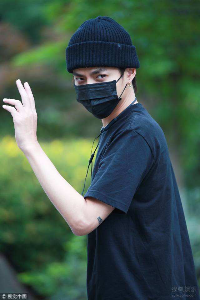 吴亦凡蒙面现身街头 对镜头比"小心心"卖萌