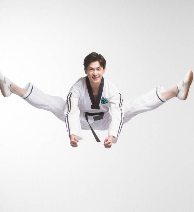 现在直立一字马也是轻轻松