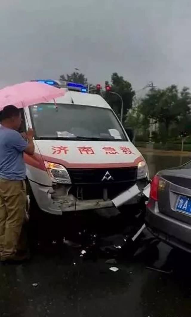 双山大街一辆轿车和120救护车撞上了.