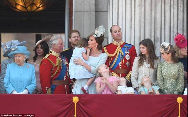 英国女王抱着夏洛特图片