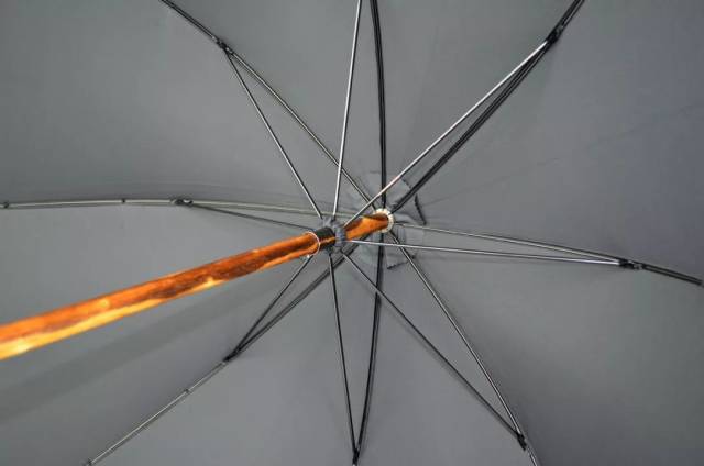 所以,如果你想挑选一把可以用上几十年的经典雨伞, 最好还是选择传统