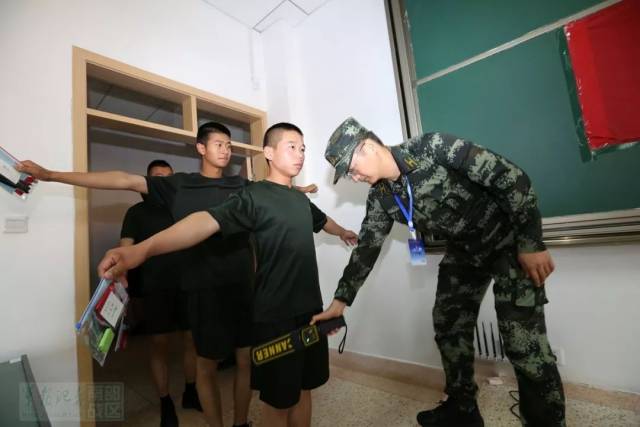 监考工作人员认真对考生进行人身安检