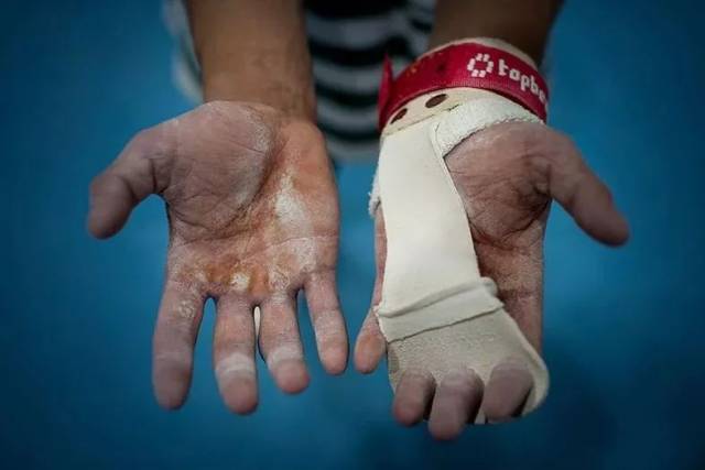 运动员的手 你的手撑起了体操杆,撑起了祖国的荣誉