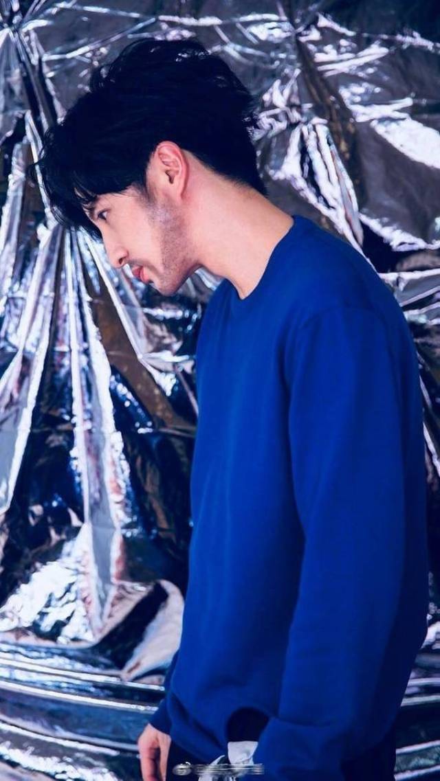 薛之谦难得蓄络腮胡须形象大变 看镜头的眼神很有戏