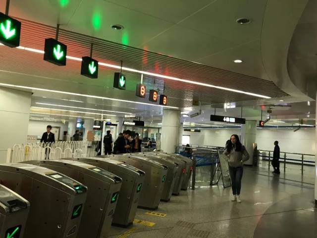 上午9:30分,东风广场地铁站