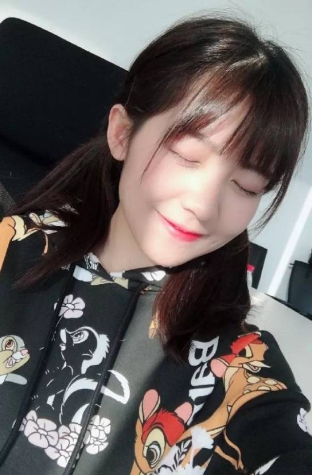 小七真的超适合双丸子头,元气满满 舞台上活泼甜美,实力也是超能打的