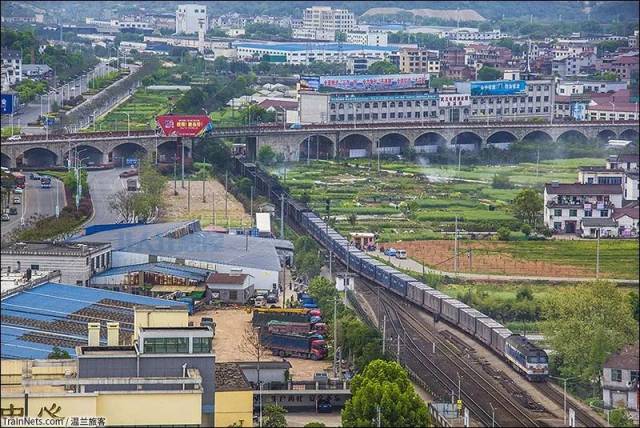 2018年4月,下穿白洋渡公铁桥驶入武义站的货列.(图/温兰旅客)