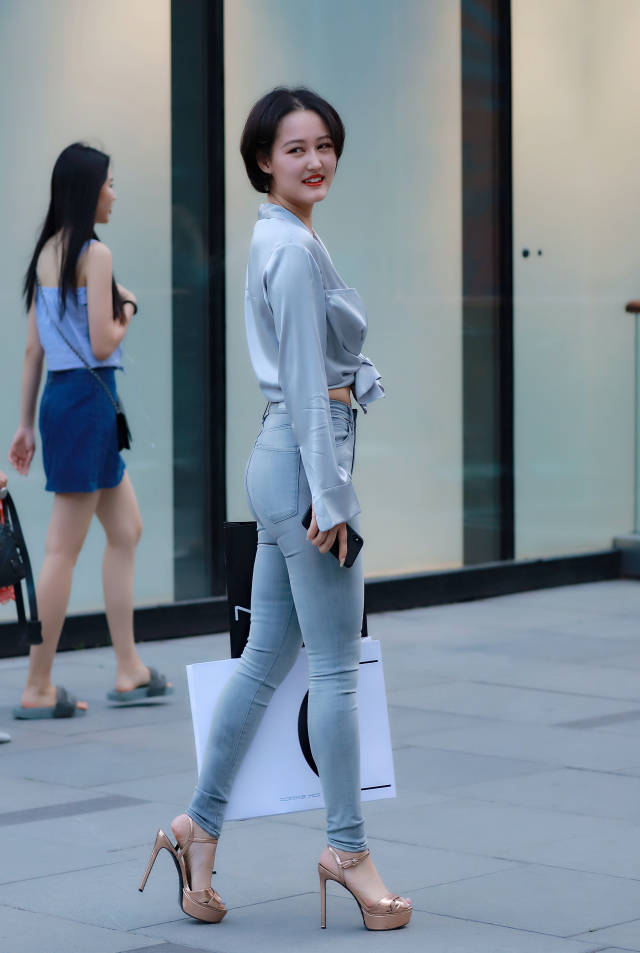 街拍:逛街时遇到很多时尚女孩,她们气质优雅,美丽大方