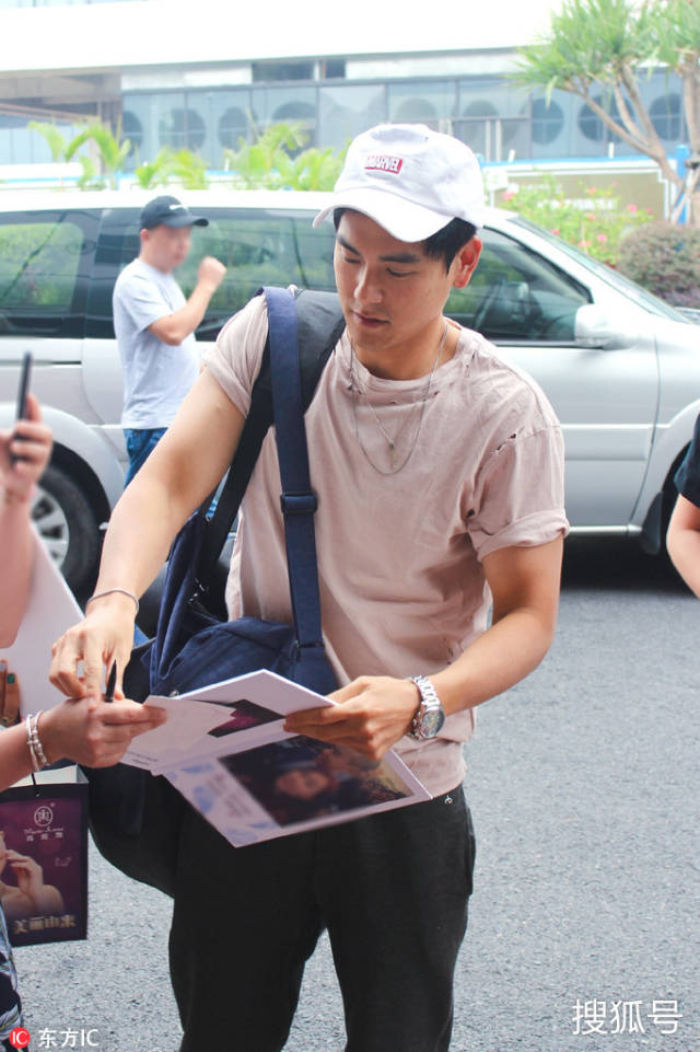 彭于晏戴鸭舌帽低调亮相 赶飞机不停签名实力宠粉