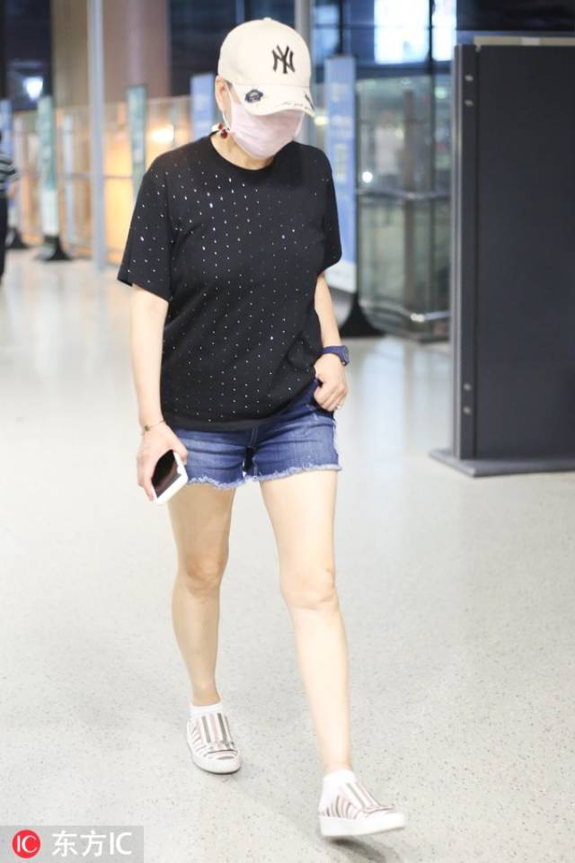 老戏骨张凯丽享受低调 鸭舌帽 口罩"求别拍"