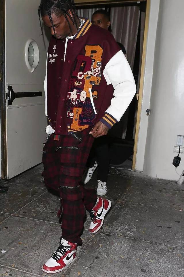travis scott 上身 doublet,运动风格的棒球外套运用了大量不同的拼贴