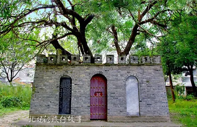 今天我们要说的是位于新野县城中心的世界最小城池——汉桑城.