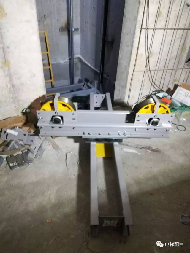 某电梯上梁与立柱孔错位,现在还有这种低级错误我也是醉了.