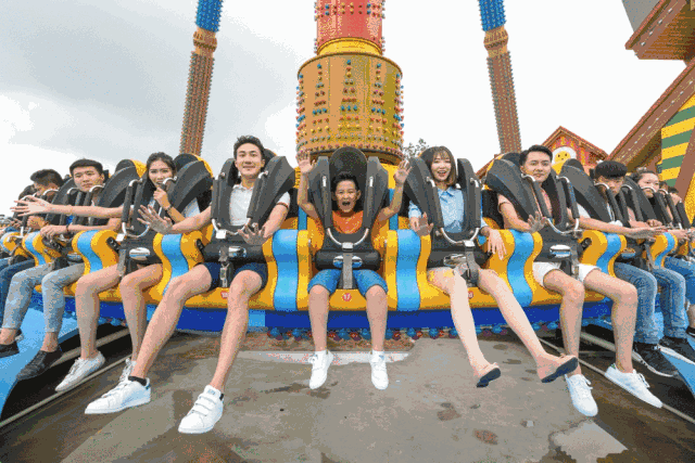 共有28个大型游乐项目 快乐天使,直上云霄,疯狂钟摆 等等刺激项目 随