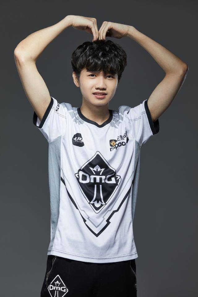 omg发布定妆照,颜值队集体发胖,昔日lpl颜值牌面冷少成这样啦?