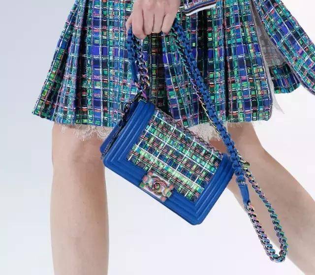 赢得众多女明星芳心的chanel leboy包包怎么搭配都那么棒!_手机搜狐网