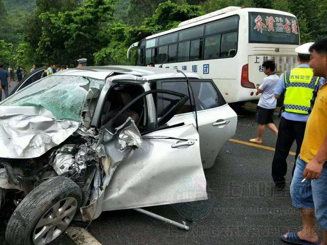 客车受损,小车损毁,人员受伤.(上林时空)
