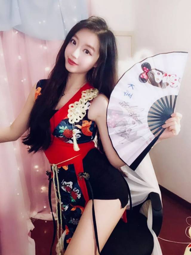 性感尬舞女主播鲁雯杰是kk回归斗鱼!