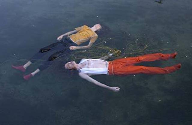 跟扮浮尸,抱头颅,穿茶几比起来,沙特无人机吊衣服走秀不算啥