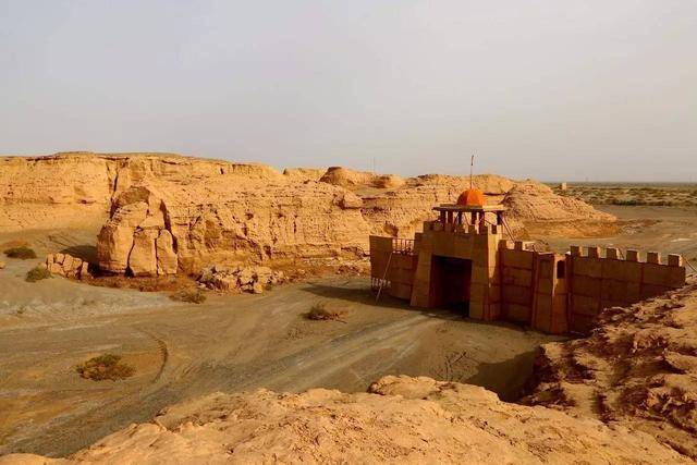 雅丹分布在罗布泊的北面和东面,一片片风蚀形成的雅丹,土台连绵不断