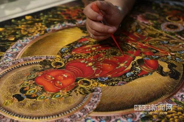 7年的时间, 张一晨制作了千余幅 景泰蓝工艺掐丝珐琅画, 并远销泰国